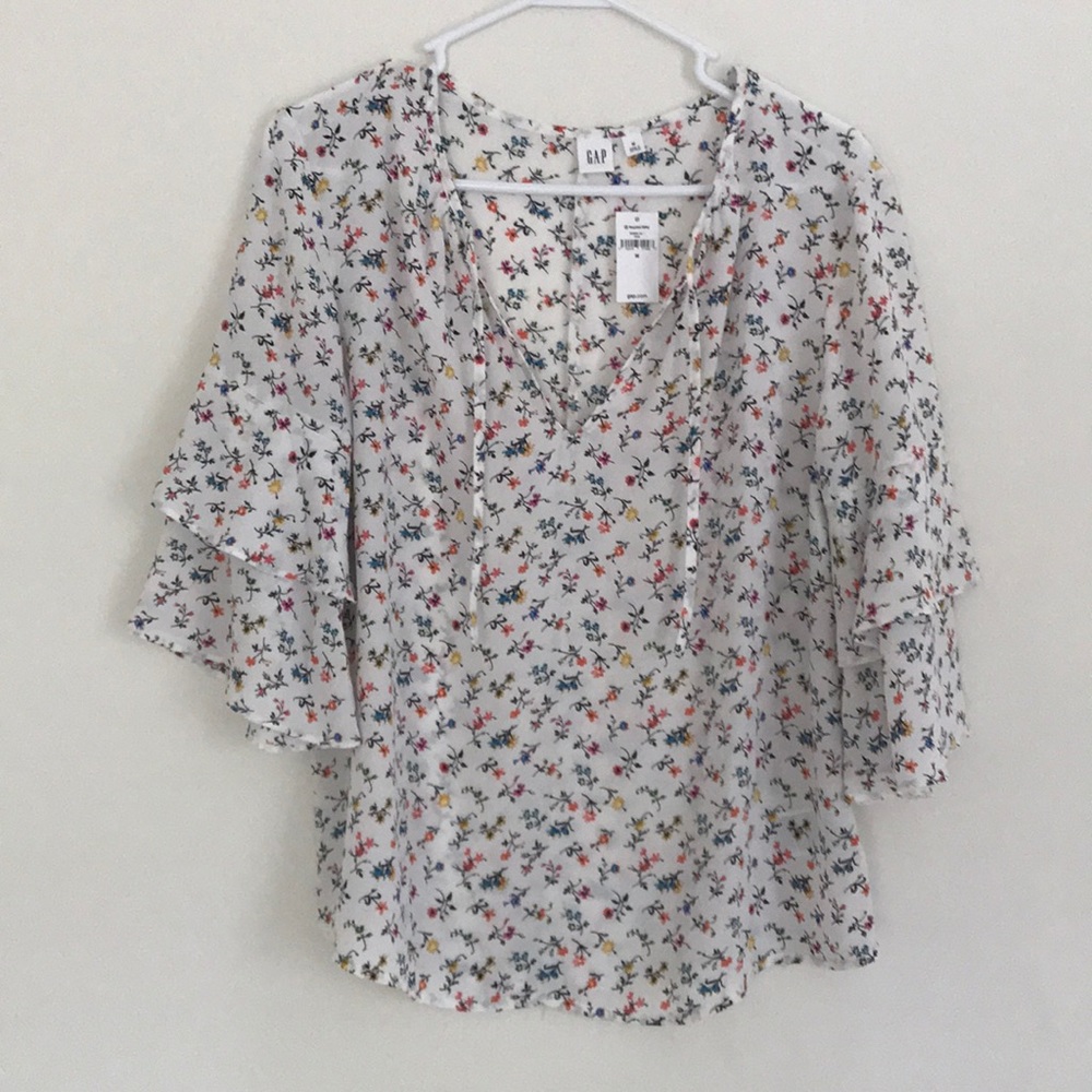 Gap flowy, bohemian white top with floral design